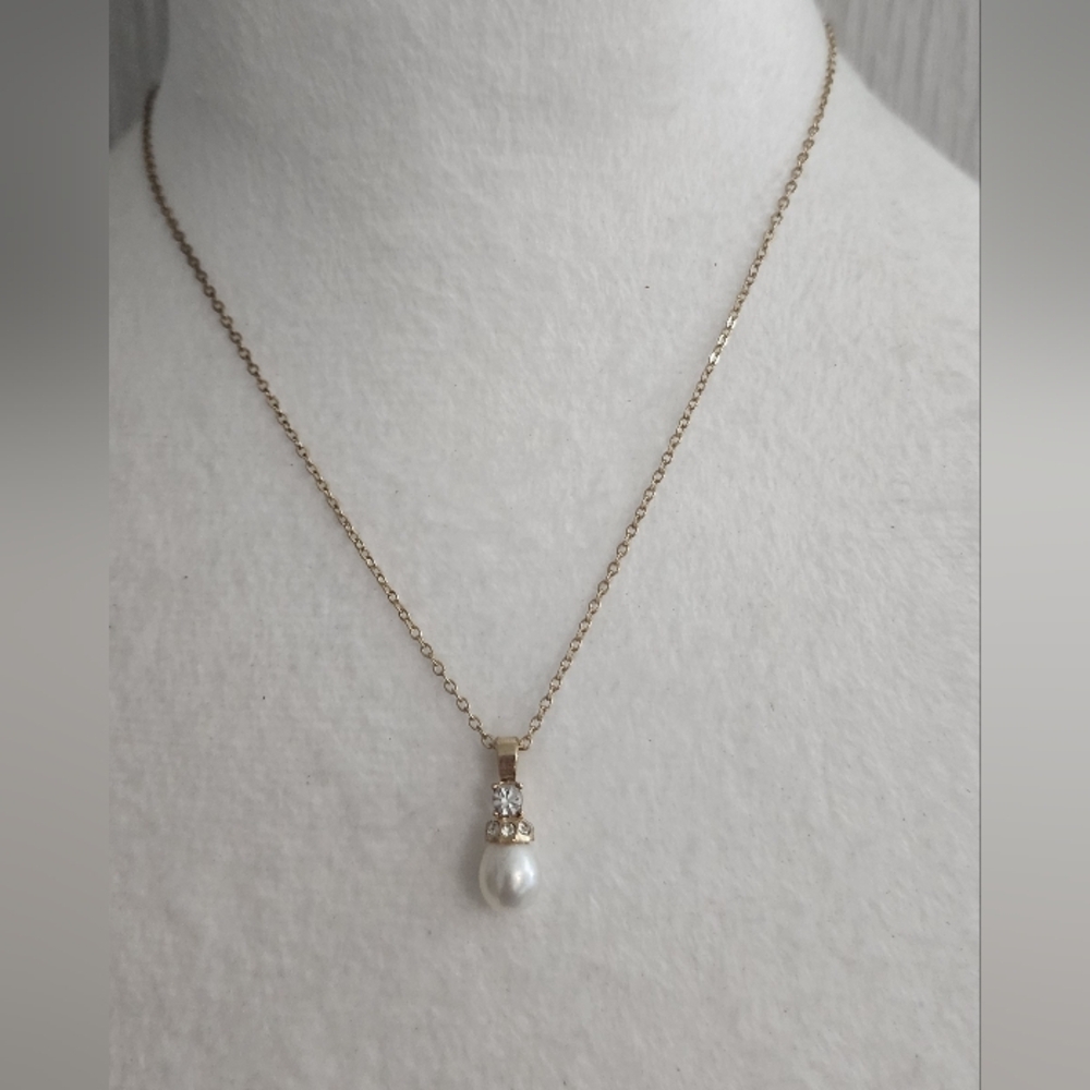 Gold Pearl Pendant Necklace - Picture 3 of 3